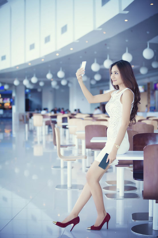 商务出差旅行女老板戴帽子